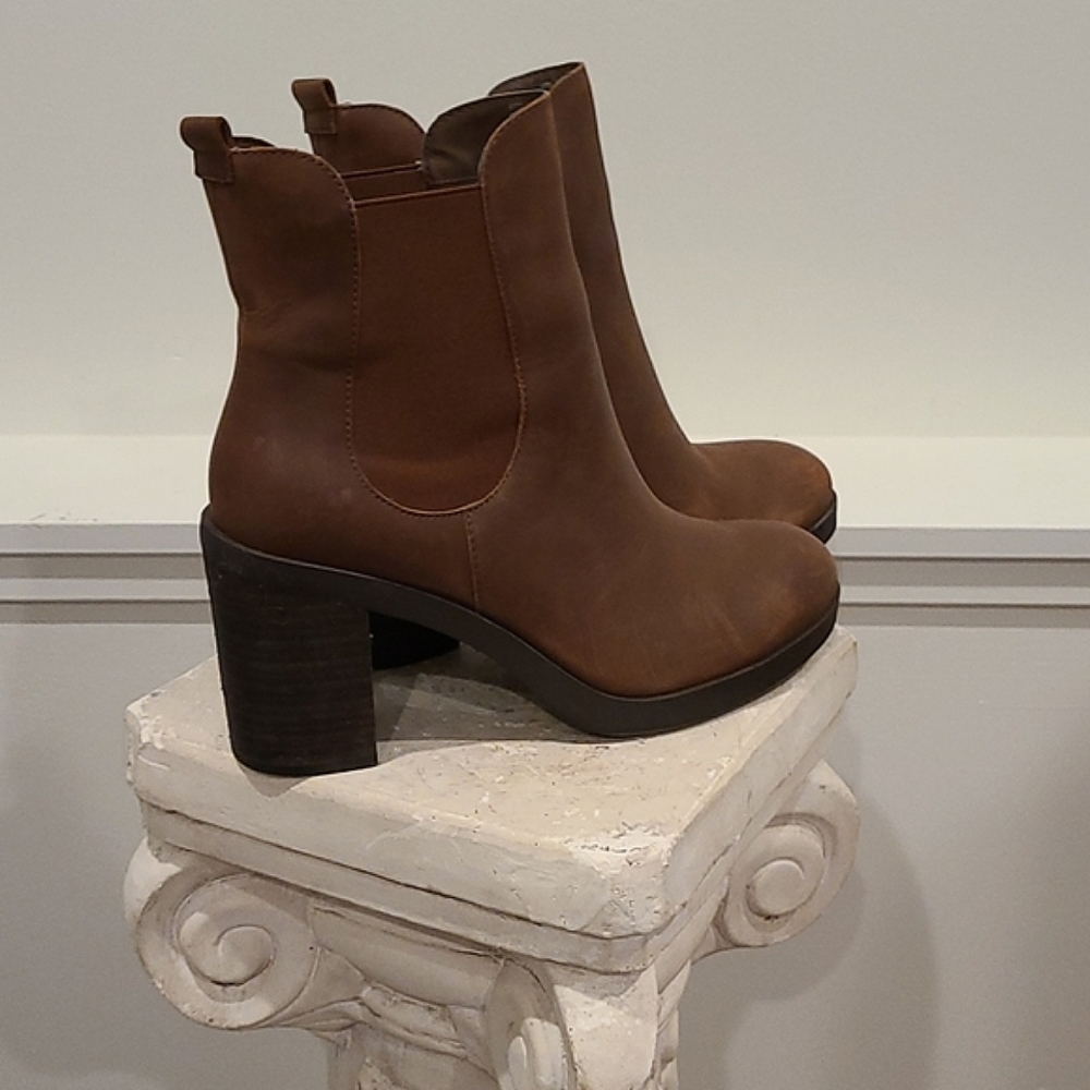 CROWN VINTAGE leather booties. 10